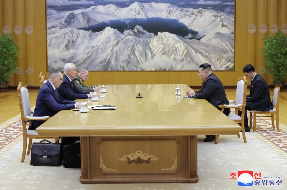 Lãnh đạo Triều Tiên Kim Jong-un (trái) hội đàm Bộ trưởng Quốc phòng Nga Andrei Beloussov. Ảnh: KCNA 2.jpg