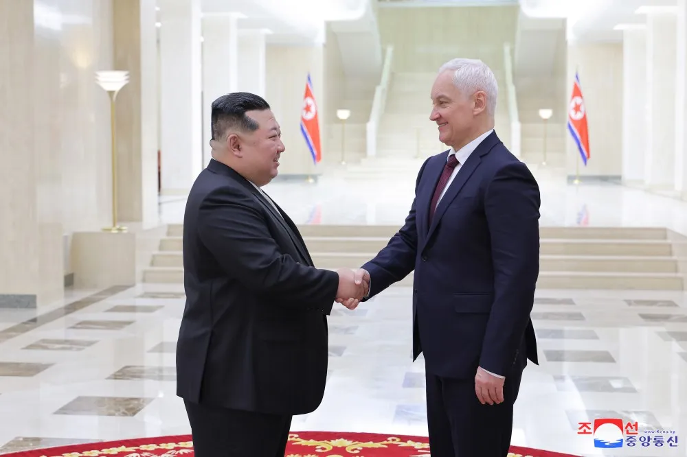 Lãnh đạo Triều Tiên Kim Jong-un (trái) bắt tay Bộ trưởng Quốc phòng Nga Andrei Beloussov. Ảnh: KCNA Bộ trưởng Quốc phòng Nga