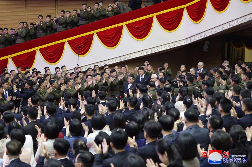 Lãnh đạo Triều Tiên Kim Jong-un (trái) và Bộ trưởng Quốc phòng Nga Andrei Beloussov tham dự buổi văn nghệ chiêu đãi tối 29-11. Ảnh: KCNA PIC0085573.jpg