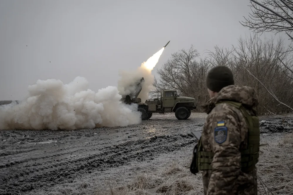 Binh sĩ Ukraine chiến đấu trên mặt trận Donetsk. Ảnh: GETTY IMAGES Chiến sự Nga-Ukraine