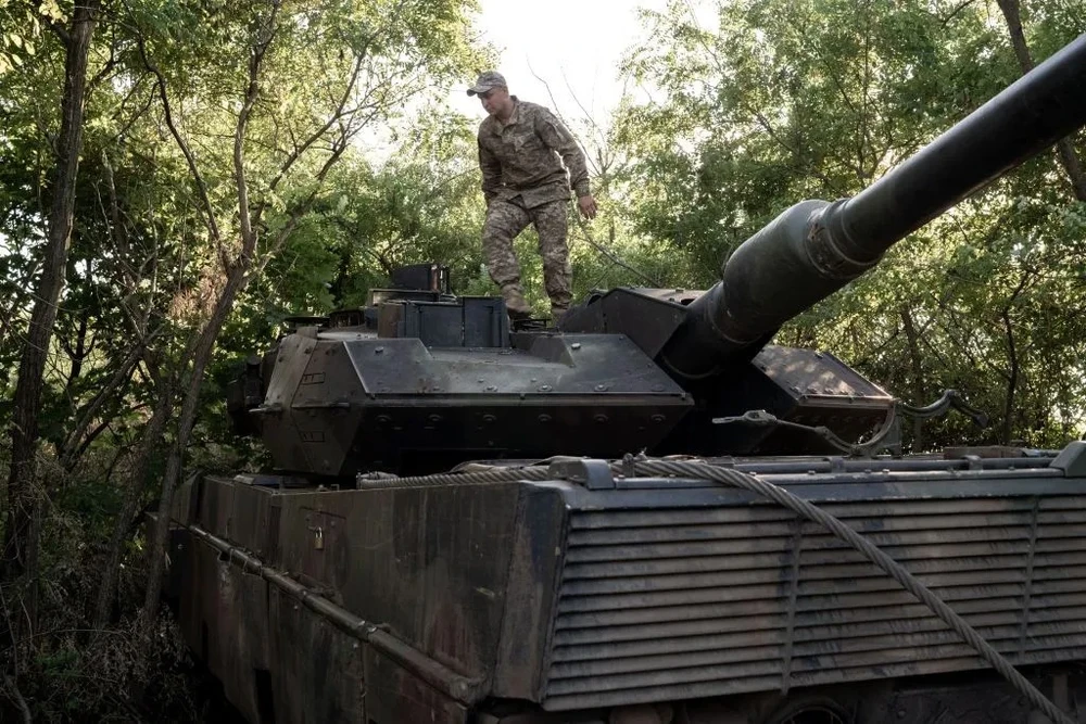 Binh sĩ Ukraine chiến đấu cùng chiến tăng Leopard 2. Ảnh: GETTY IMAGES Chiến sự Nga-Ukraine