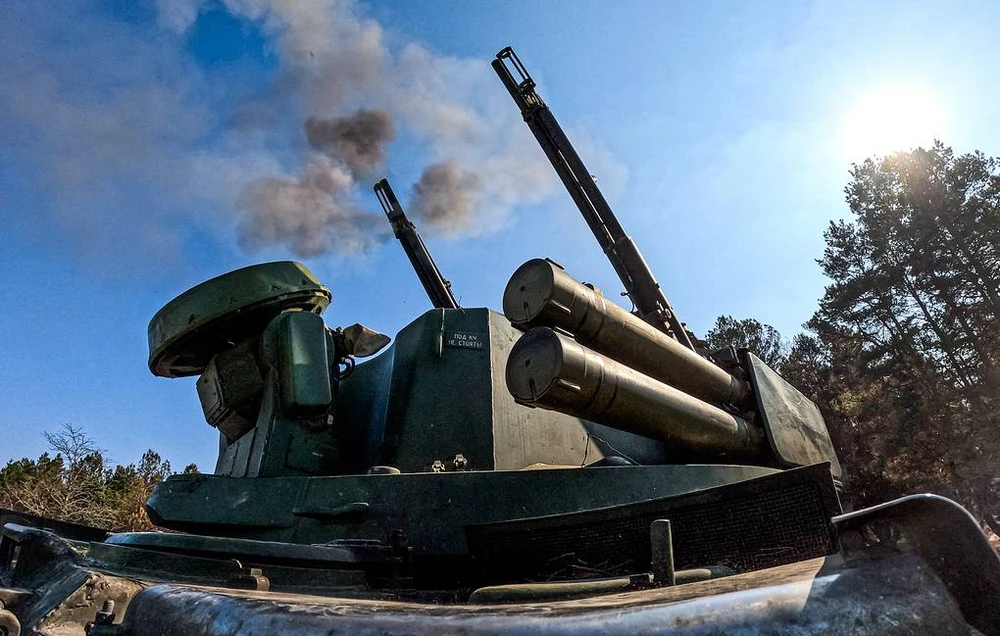Binh sĩ Nga khai hoả pháo trên chiến trường Ukraine. Ảnh:TASS chiến sự Nga-Ukraine.jpg