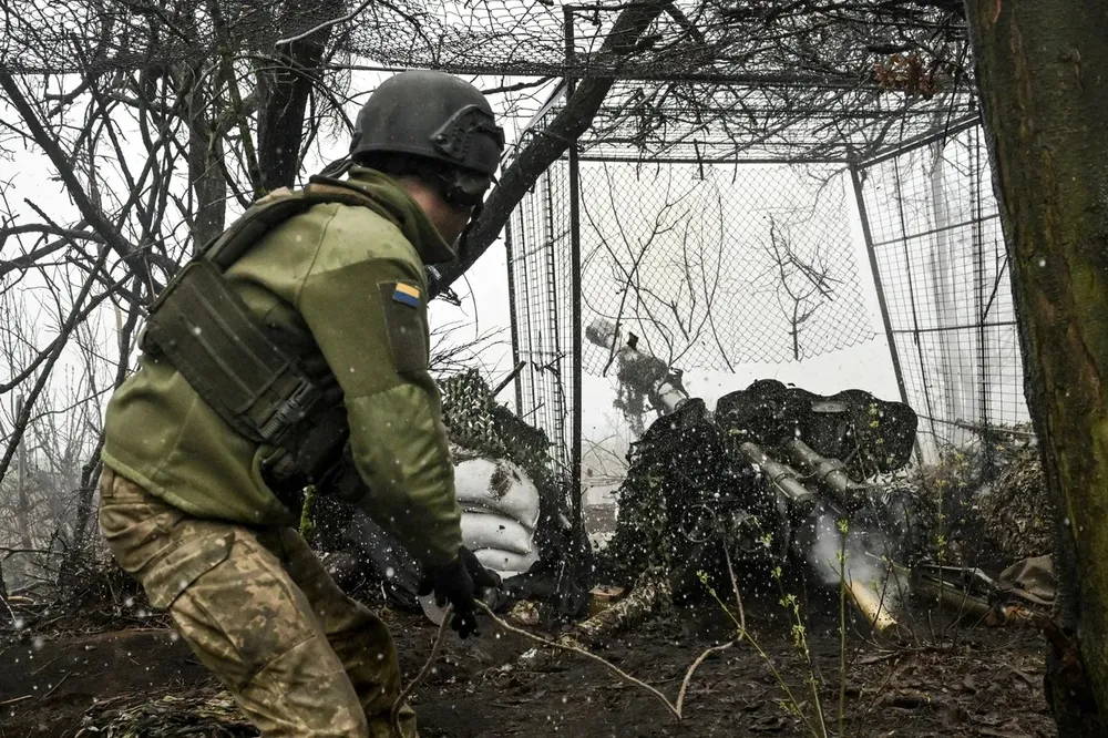 Binh sĩ Ukraine khai hoả vũ khí trên mặt trận Zaporizhia. Ảnh: GETTY IMAGES Chiến sự Nga-Ukraine