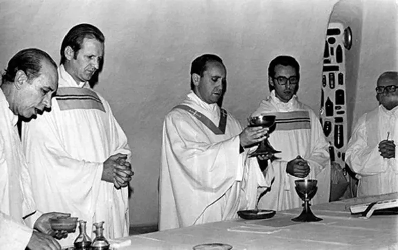 Giáo hoàng Francis (giữa) hồi năm 1976, khi đó là Giám tỉnh Dòng Tên. Ảnh: GETTY IMAGES 2.jpg