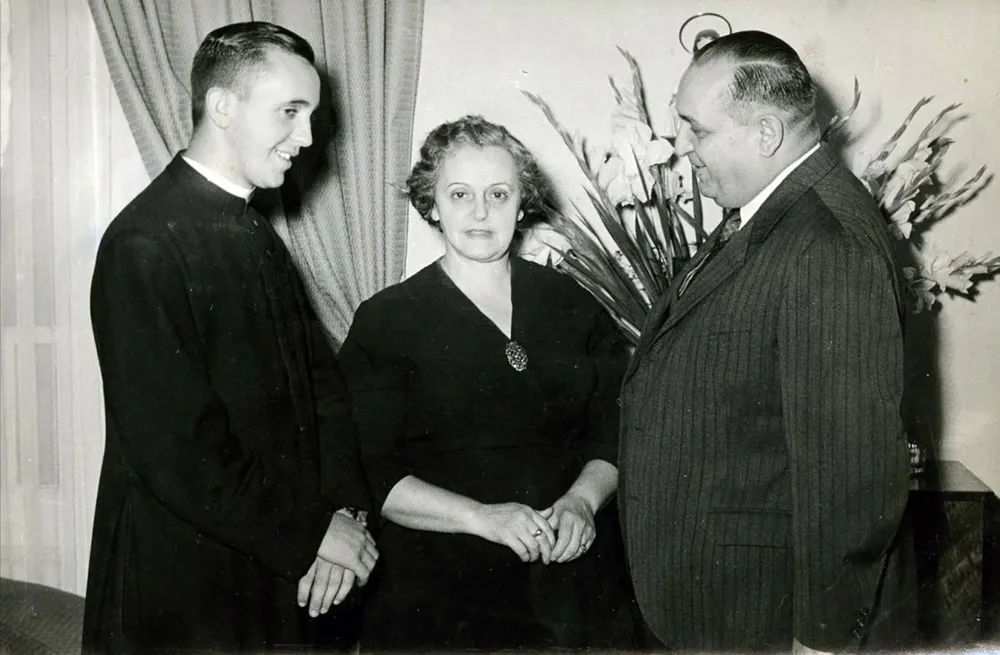 Giáo hoàng Francis khi còn nhỏ, chụp ảnh cùng gia đình năm 1958. Ảnh: CNN giáo hoàng Francis