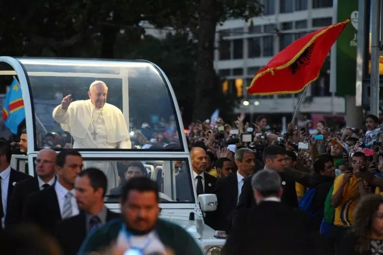 Giáo hoàng Francis vẫy tay chào đám đông khi đi trên xe Popemobile trong Ngày Giới trẻ Thế giới ở Rio de Janeiro (Brazil) năm 2013. Ảnh: GETTY IMAGES 3.jpg