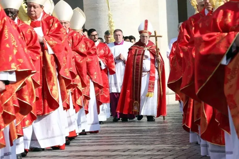 Giáo hoàng Francis cùng các hồng y tiến vào Quảng trường Thánh Peter trong Thánh lễ Chúa Nhật Lễ Lá năm 2018 tại TP Vatican. Ảnh: GETTY IMAGES 5.jpg