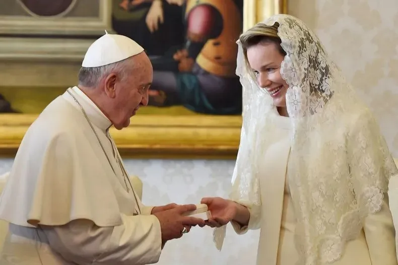 Giáo hoàng Francis trao tràng hạt cho Nữ hoàng Mathilde của Bỉ hồi năm 2015 tại Vatican. Ảnh: GETTY IMAGES 6.jpg
