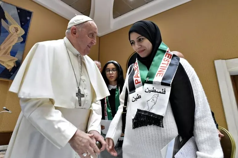 Giáo hoàng Francis gặp gỡ các gia đình Palestine ở Gaza vào năm 2023 tại TP Vatican. Ảnh: GETTY IMAGES 7.jpg
