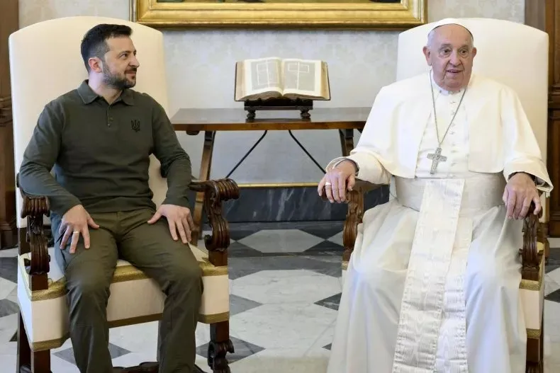Giáo hoàng Francis gặp Tổng thống Ukraine Volodymyr Zelensky (trái) trong buổi tiếp kiến tại Cung điện Tông tòa (Vatican) vào năm 2024. Ảnh: GETTY IMAGES 8.jpg