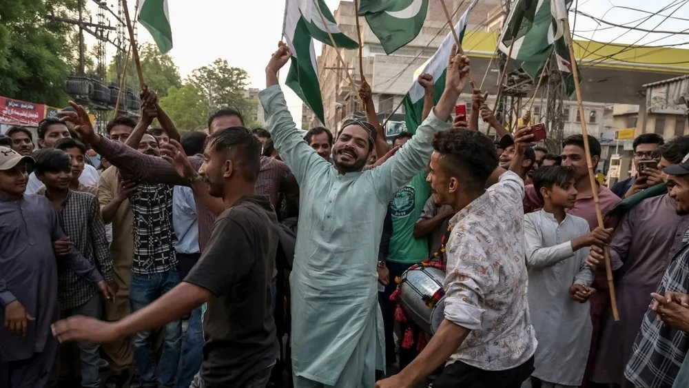 Người dân ở TP Hyderabad (bang Telangana, Pakistan) ăn mừng sau khi lệnh ngừng bắn với Ấn Độ được công bố vào ngày 10-5. Ảnh: AFP lệnh ngừng bắn.jpg
