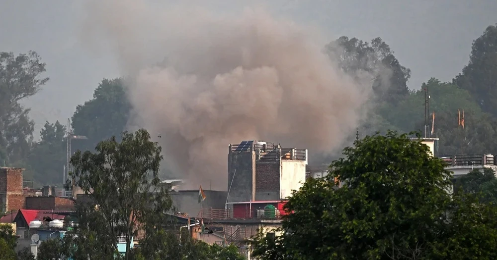 Cột khói bốc lên sau khi một quả pháo rơi xuống quận Poonch (vùng Jammu và Kashmir do Ấn Độ kiểm soát). Ảnh: AFP Lệnh ngừng bắn