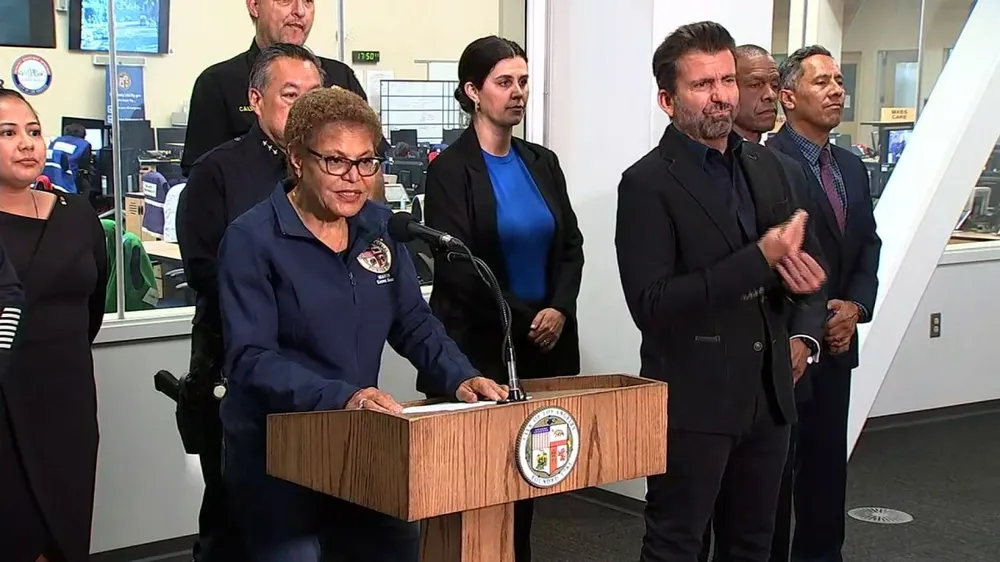 lệnh giới nghiêm