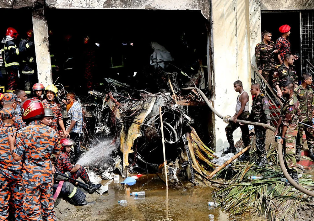 Hiện trường vụ máy bay đâm xuống trường học ở Bangladesh ngày 21-7. Ảnh: THE DAILY STAR