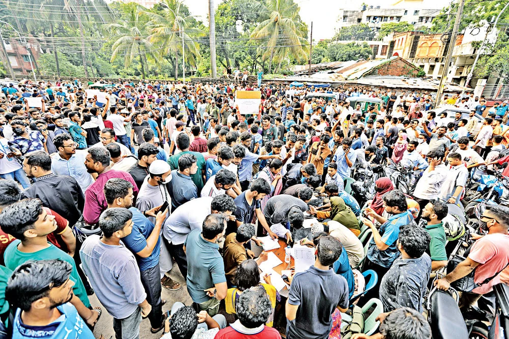 Hàng trăm người tập trung trước Bệnh viện Y dược Dhaka để đăng ký hiến máu cho các nạn nhân vụ máy bay đâm xuống trường học. Ảnh: Prabir Das, Amran Hossain/ THE DAILY STAR