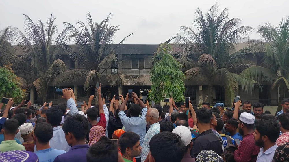 Người dân tập trung tại hiện trường vụ máy bay quân sự đâm xuống trường học ở Bangladesh ngày 21-7. Ảnh: Prabir Das/ THE DAILY STAR