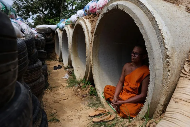 Một nhà sư ngồi trong hầm trú ẩn tại tỉnh Surin, Thái Lan. Ảnh: Valeria Mongelli/ANADOLU