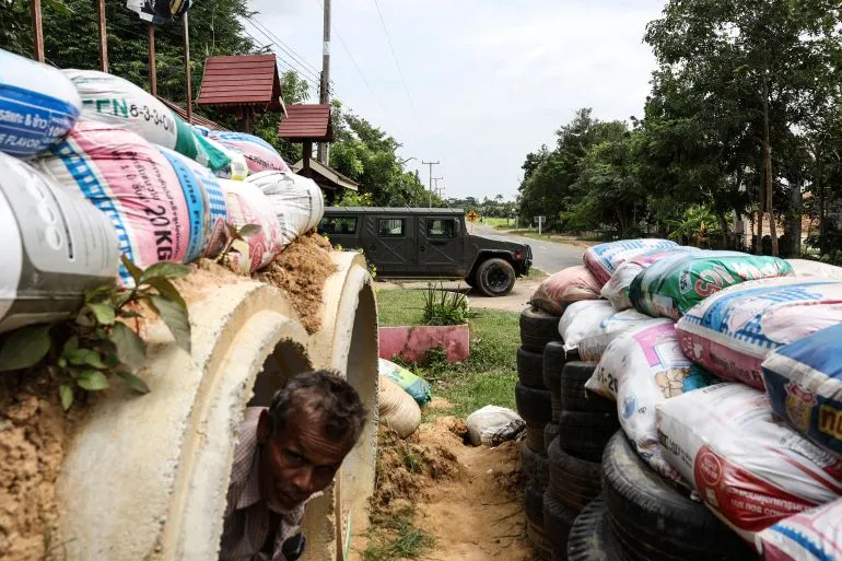 Một xe quân sự Thái Lan chạy ngang qua hầm trú ẩn ở tỉnh Surin, Thái Lan. Ảnh: Valeria Mongelli/ANADOLU