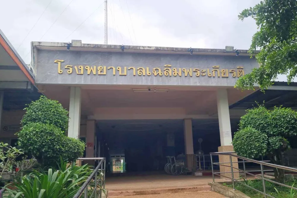 Bệnh viện Chalerm Phrakiat ở tỉnh Buri Ram vắng lặng vào ngày 27-7 sau lệnh sơ tán. Ảnh: Surachai Piragsa/BANGKOK POST