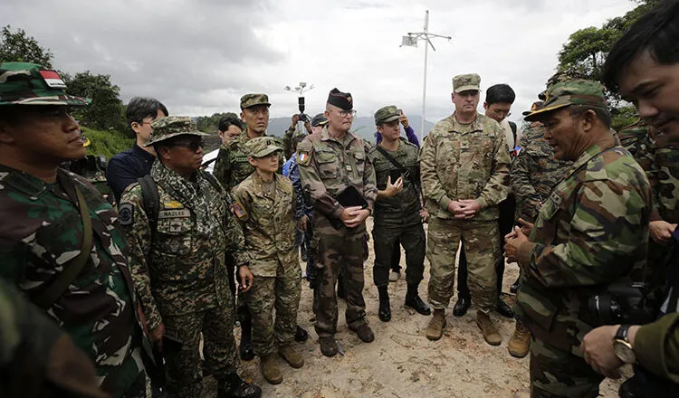 Phía Campuchia báo cáo với các tùy viên quân sự nước ngoài trong chuyến thăm trạm kiểm soát biên giới An Ses, tỉnh Preah Vihear, ngày 30-7. Ảnh: Chor Sokunthea/KHMER TIMES