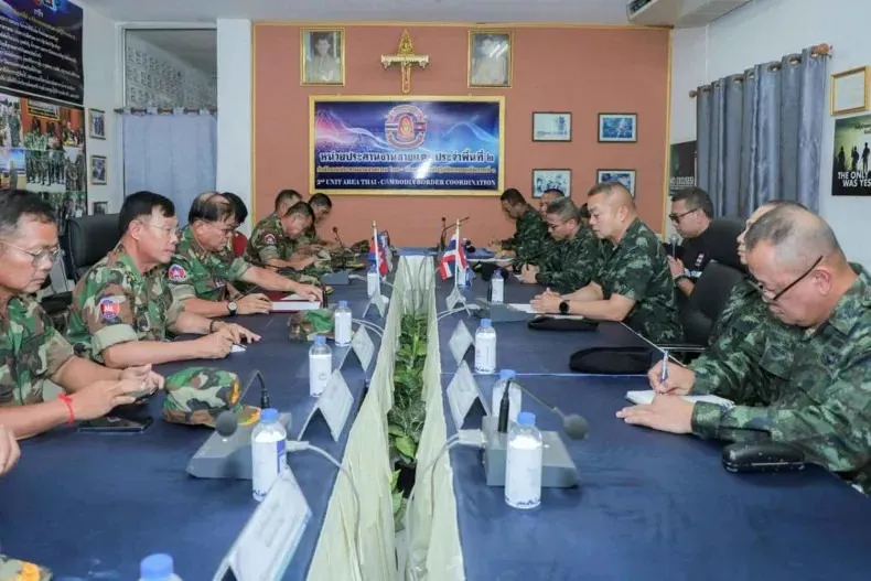 Các sĩ quan quân đội cấp cao thuộc Quân khu 2 Thái Lan và Quân khu 4 Campuchia họp tại cửa khẩu Chong Chom, huyện Kap Choeng, tỉnh Surin vào ngày 29-7. Ảnh: QUÂN ĐỘI THÁI LAN an ninh biên giới