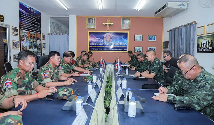 Cuộc gặp giữa các phái đoàn quân đội Campuchia (trái) và Thái Lan tại cửa khẩu quốc tế O’Smach (tỉnh Oddar Meanchey) ngày 29-7. Ảnh: Bộ Thông tin Campuchia