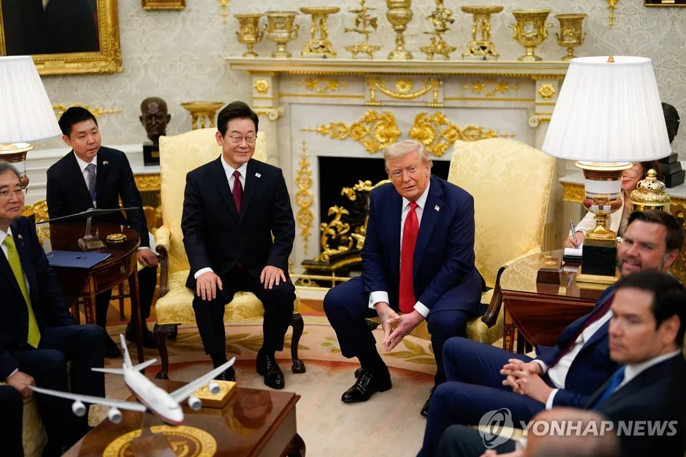 Tổng thống Hàn Quốc Lee Jae-myung (trái) và Tổng thống Mỹ Donald Trump tổ chức hội nghị thượng đỉnh tại Nhà Trắng ngày 25-8. Ảnh: YONHAP