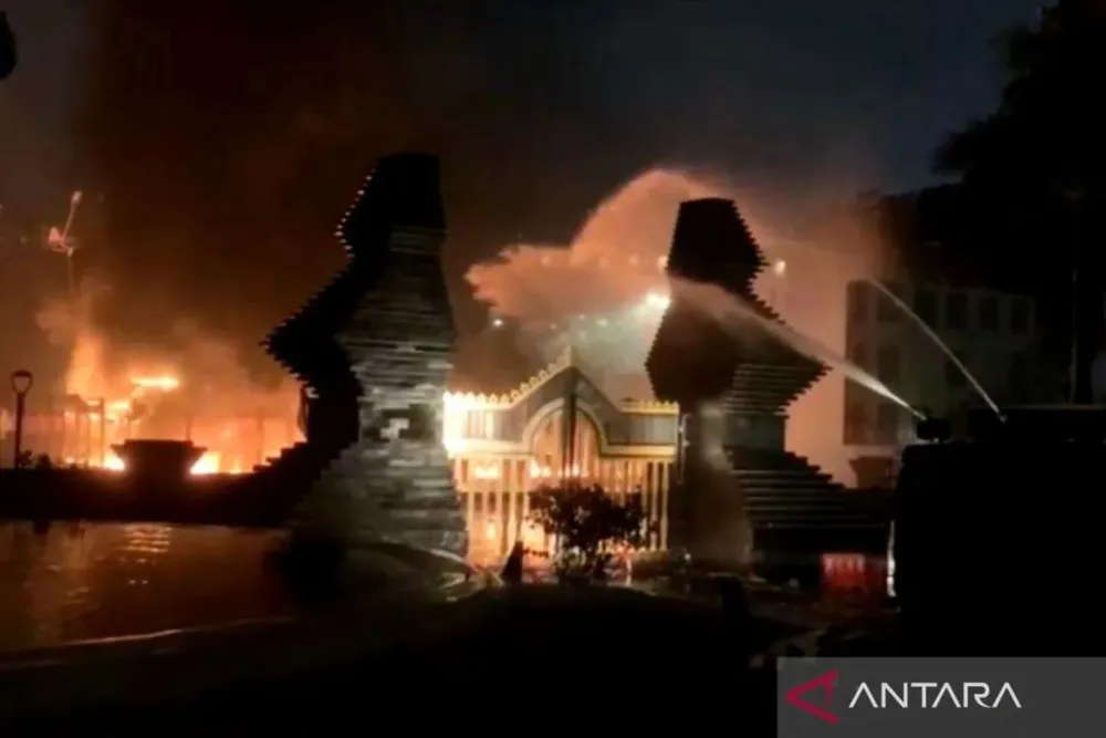 Cảnh sát cố gắng dập ngọn lửa bùng lên tại một trạm xe buýt Transjakarta bên ngoài trụ sở Cảnh sát Đô thị Jakarta (Indonesia) tối 29-8. Ảnh: ANTARA