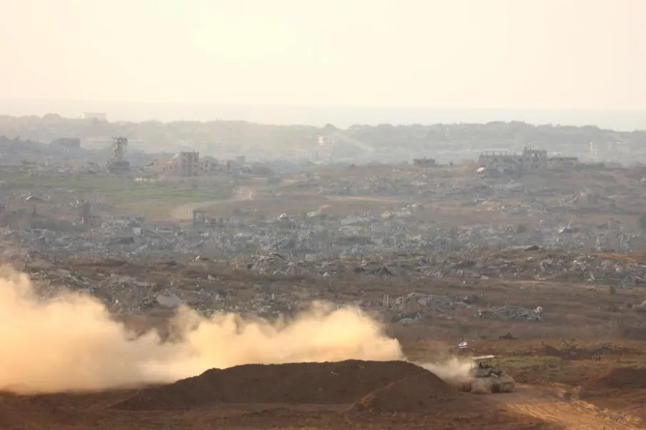 Xe tăng Israel hoạt động bên trong Dải Gaza ngày 25-9. Ảnh: TÂN HOA XÃ