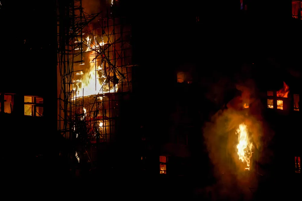 Ngọn lửa bao trùm giàn giáo tre trên nhiều tòa nhà tại khu chung cư ở Wang Fuk Court ngày 26-11. Ảnh: Andy Chong/CHINA DAILY