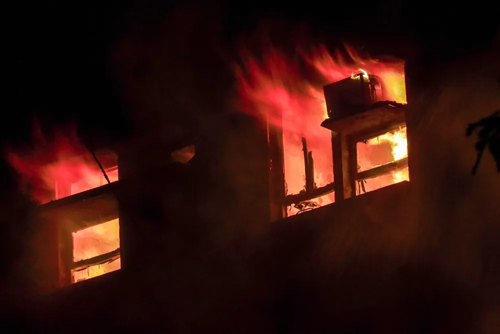 Ngọn lửa quá lớn, khiến 13 người chết. Ảnh: Andy Chong/CHINA DAILY