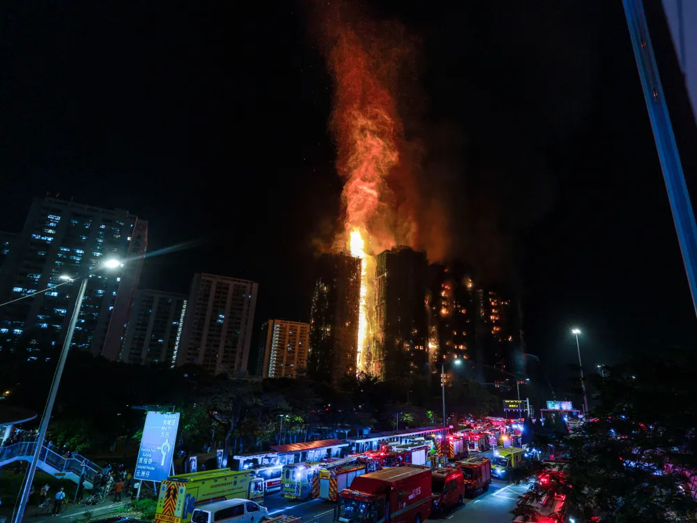 Ngọn lửa kinh hoàng nuốt chửng các tòa chung cư. Ảnh: Andy Chong/CHINA DAILY