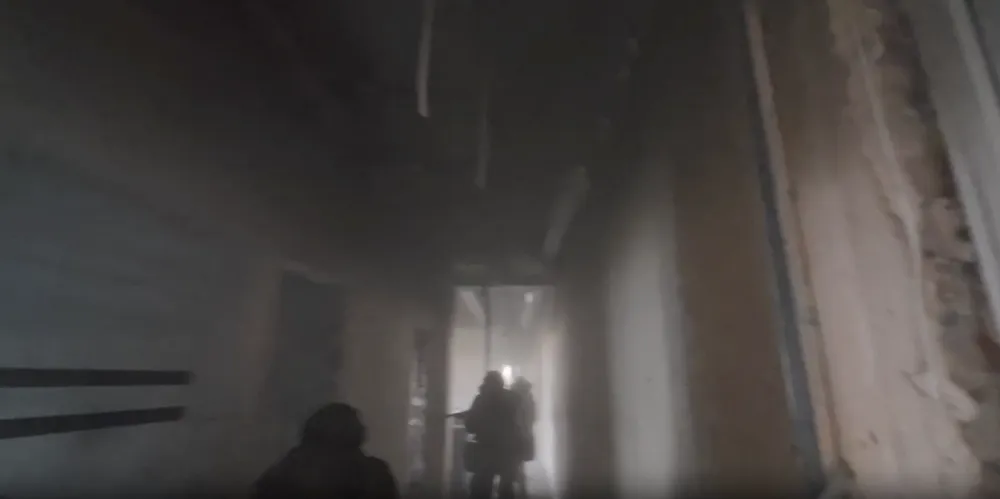 Ảnh chụp màn hình video do Bộ Quốc phòng Nga cung cấp, cho thấy lính Nga tác chiến trên từng căn nhà ở Pokrovsk