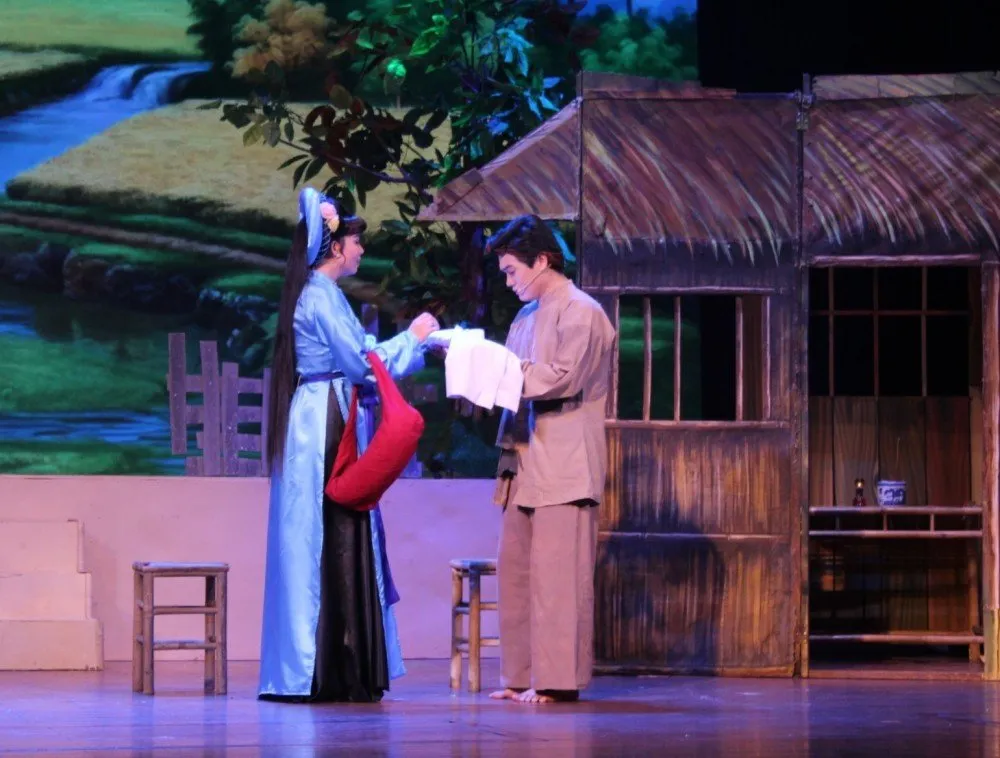 Sân khấu vở Bên cầu dệt lụa