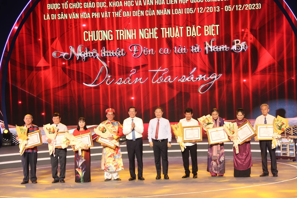 an-tuong-chuong-trinh-nghe-thuat-don-ca-tai-tu-nam-bo-di-san-toa-sang-12.JPG