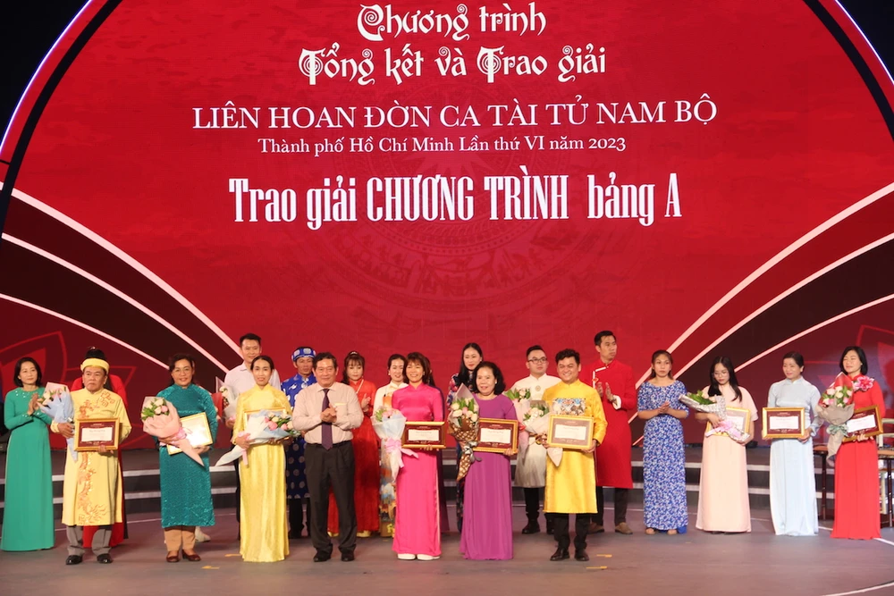 an-tuong-chuong-trinh-nghe-thuat-don-ca-tai-tu-nam-bo-di-san-toa-sang-6.JPG