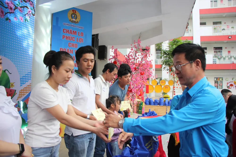 Ông Cao Hồng Hà, Chủ tịch LĐLĐ quận Bình Thạnh, tặng quà cho người lao động tại Chương trình "Tết sum vầy" 2024. Tết sum vầy.jpg
