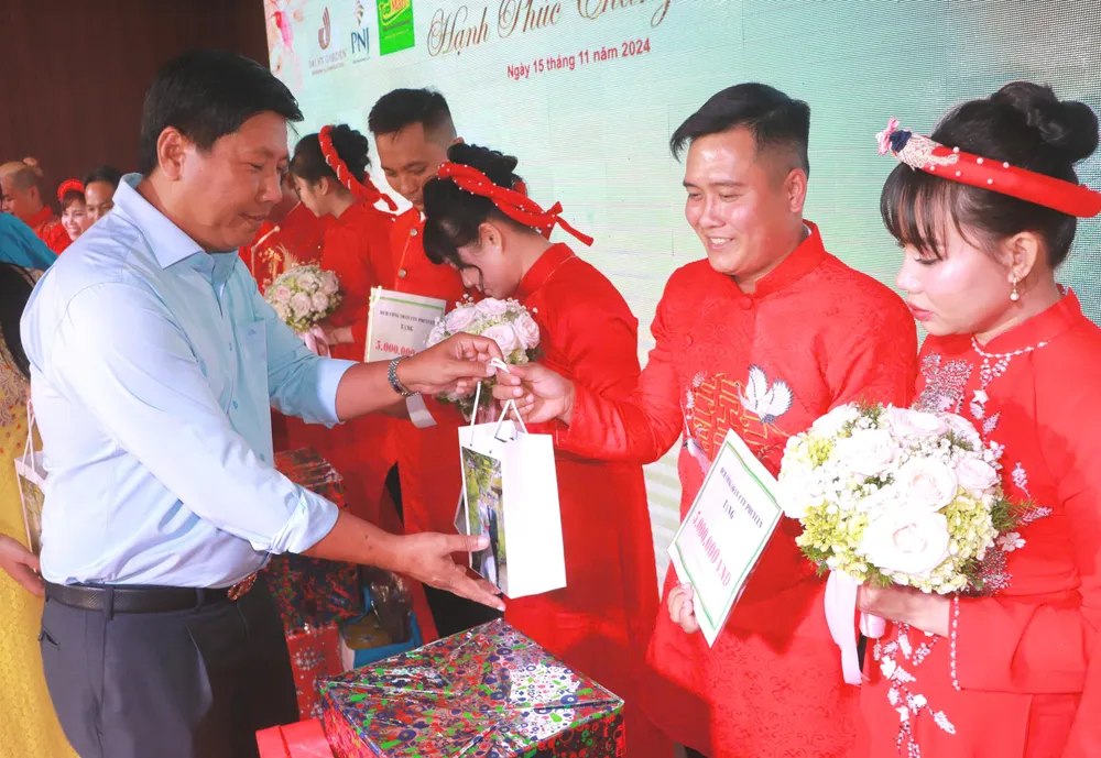 Các cặp đôi vui mừng khi được nhận quà từ nhà tài trợ.