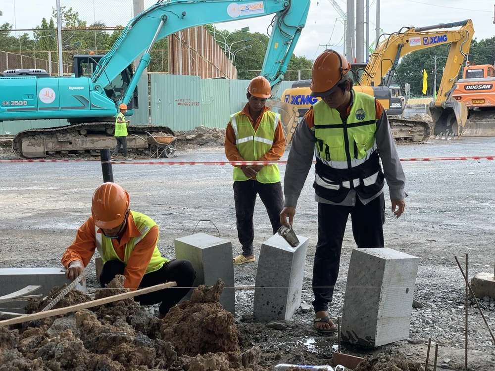 NLĐ ngoài trời ở nhiều độ tuổi khác nhau. Ảnh: HẢI NHI