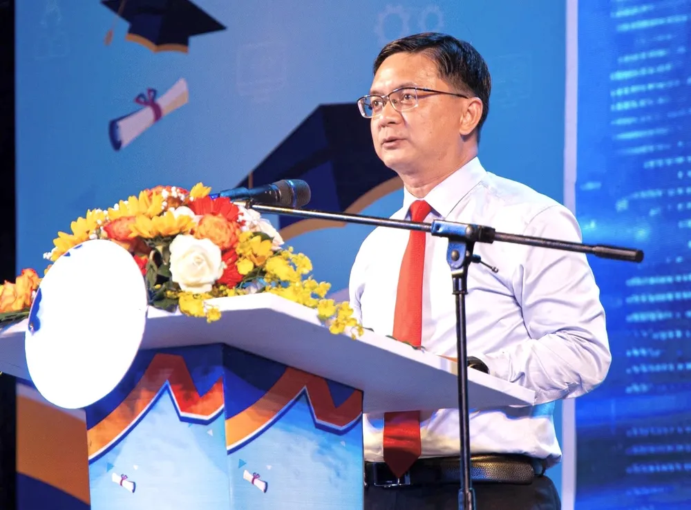 vinh danh 88 thủ khoa.jpg