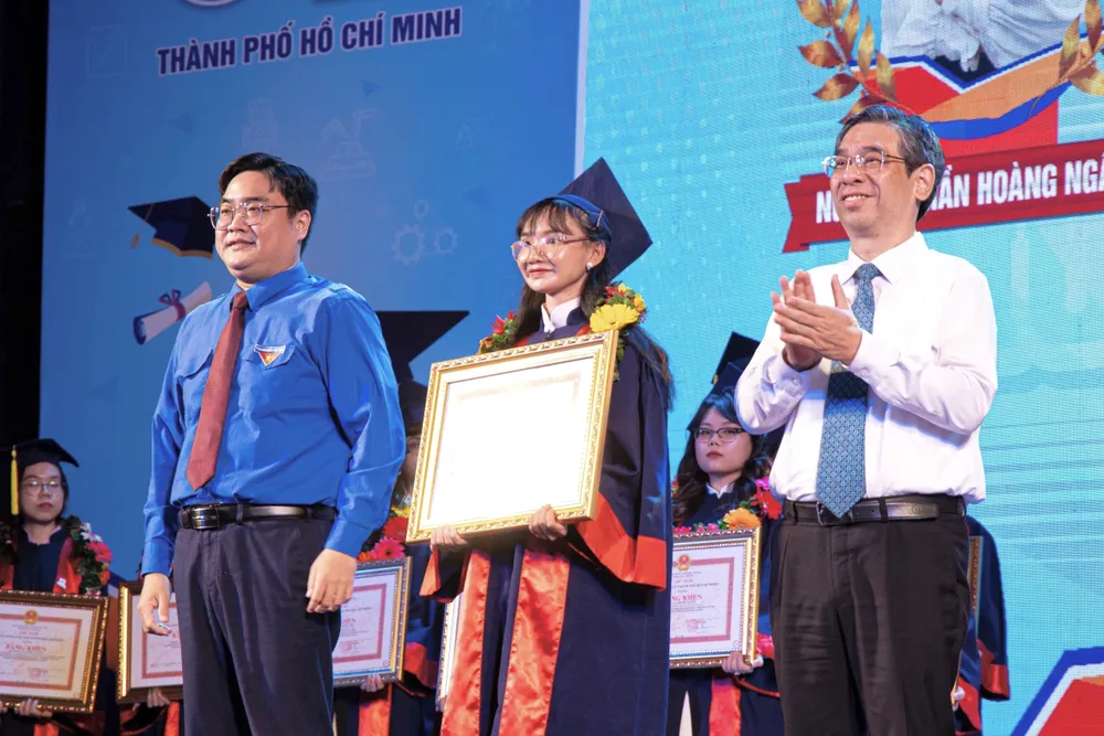 vinh danh 88 thủ khoa 3.jpg