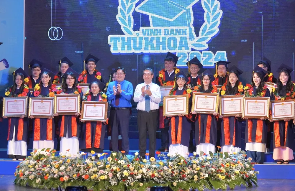 vinh danh 88 thủ khoa 4.jpg