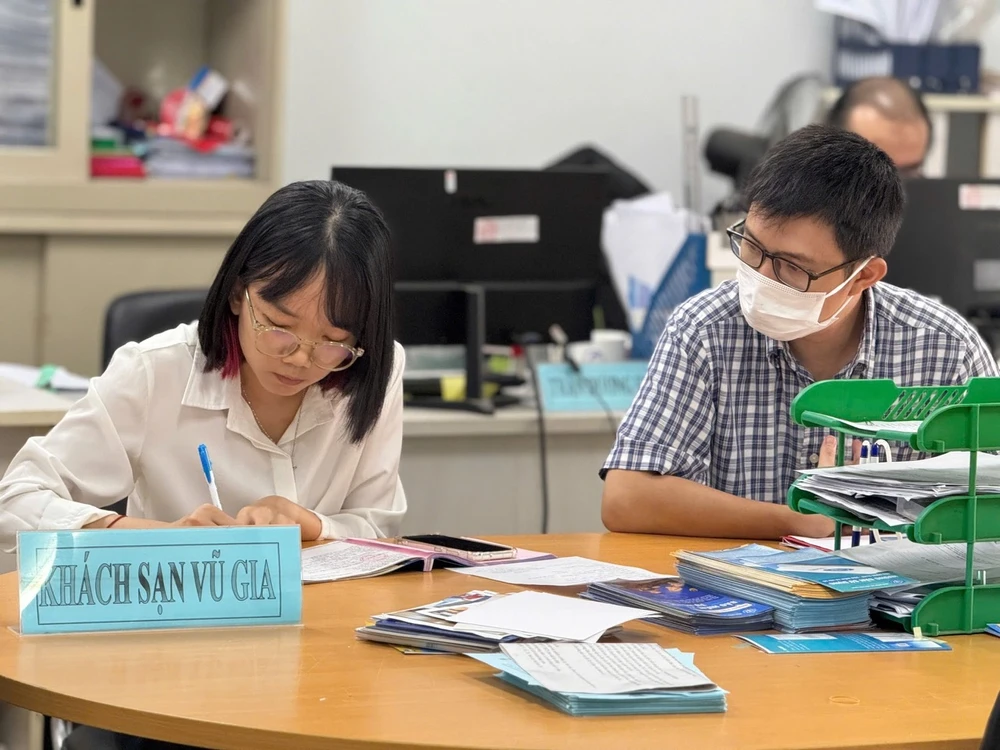 Người lao động lắng nghe tư vấn việc làm. lao động ngoài 35 tuổi 2.jpg