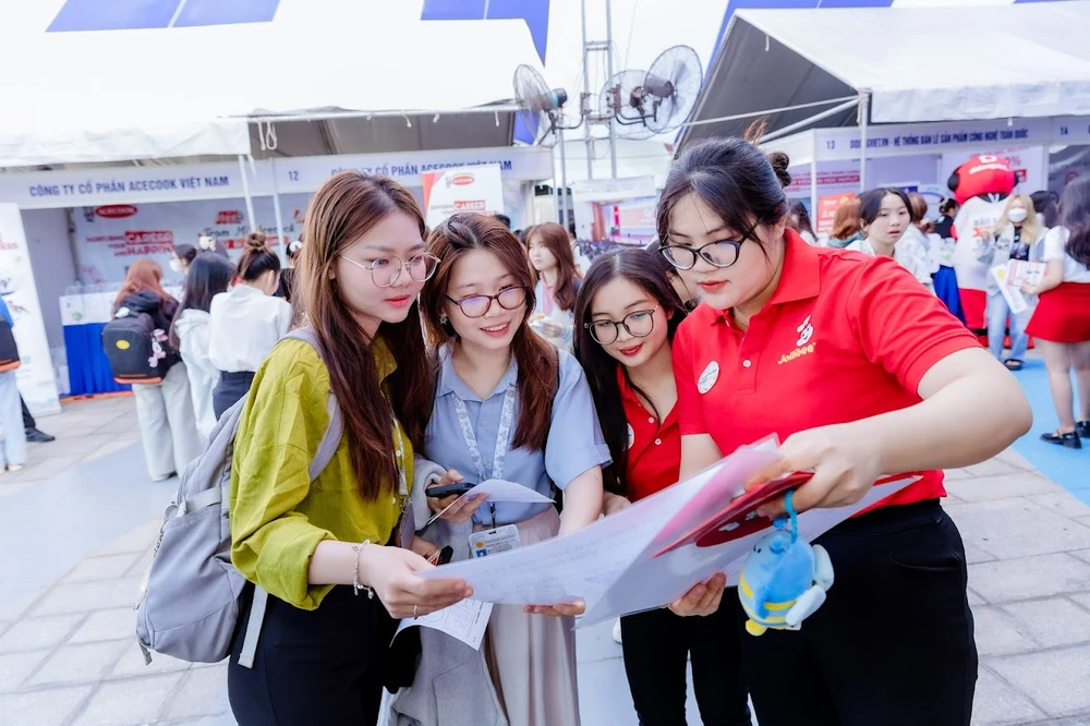 Nhiều sinh viên hào hứng tham khảo việc làm tại doanh nghiệp. ngày hội việc làm 2.jpg