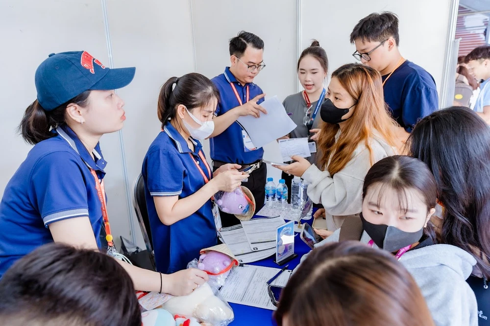 Hơn 1.000 vị trí việc làm với nhiều hoạt động thiết thực như CV Check, nơi sinh viên được chuyên gia nhân sự tư vấn và chỉnh sửa hồ sơ ứng tuyển. ngày hội việc làm 4.jpg