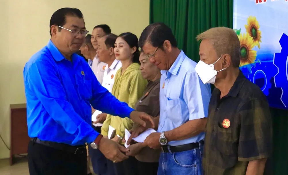Ông Trần Phước Hùng, Phó Chủ tịch LĐLĐ TP Thủ Đức trao quà người lao động. người lao động 7.jpg