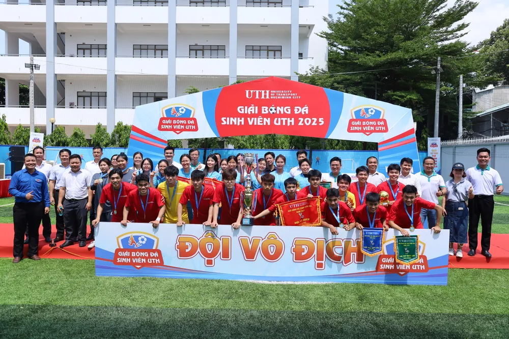 CLB Nhân văn (nữ) và CLB Long Đức (nam) đã giành chức vô địch, mang về niềm tự hào cho tập thể đội và cổ động viên. giải bóng đá 2.jpeg