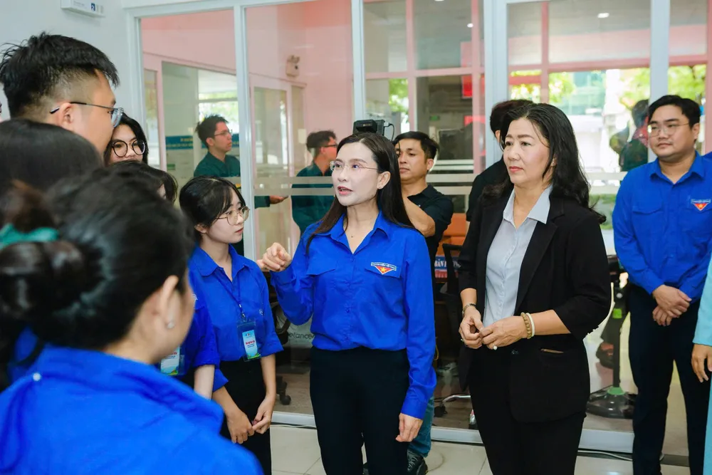 Bà Nguyễn Phạm Duy Trang, Bí thư Trung ương đoàn, Chủ tịch Hội Đồng đội Trung ương và bà Nguyễn Thị Bạch Mai (áo đen, bìa phải) Phó Trưởng ban Ban Tuyên giáo và Dân vận Thành ủy TP.HCM, tham quan và khảo sát chiến sĩ tình nguyện hỗ trợ vận hành chính quyền 2 cấp. Ảnh: THÀNH ĐOÀN TP.HCM