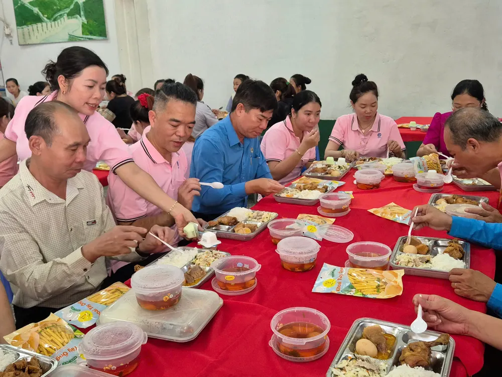 Bữa cơm Công đoàn.jpg
