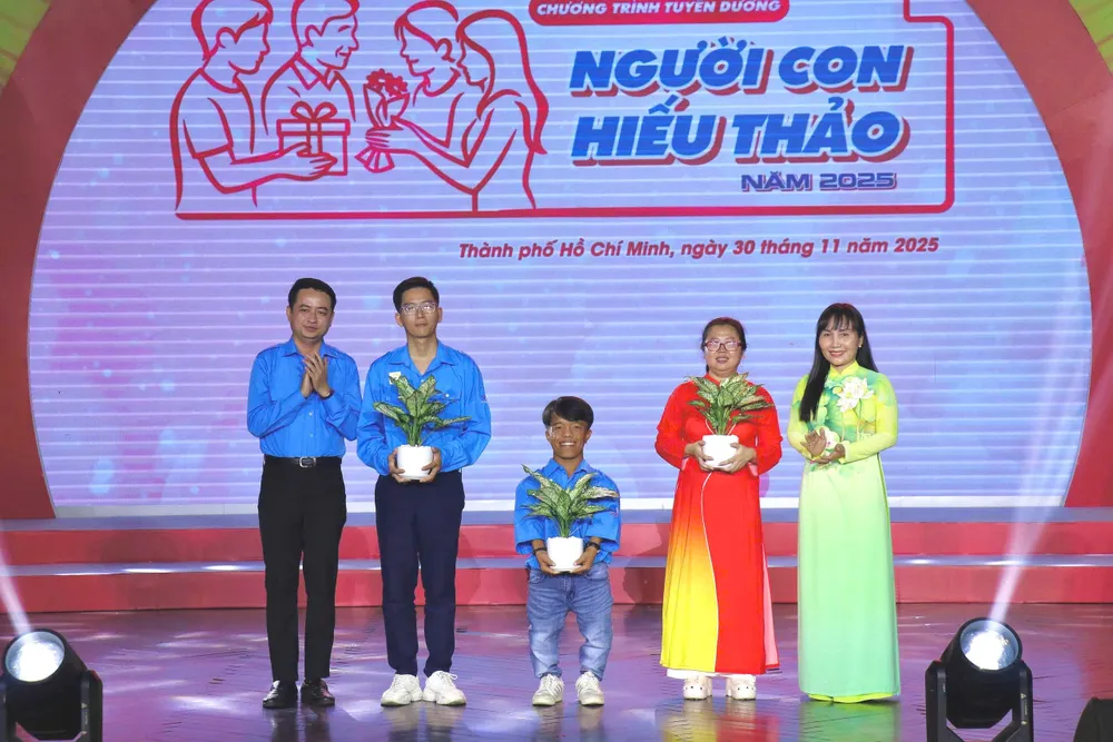 người con hiếu thảo (5).jpg